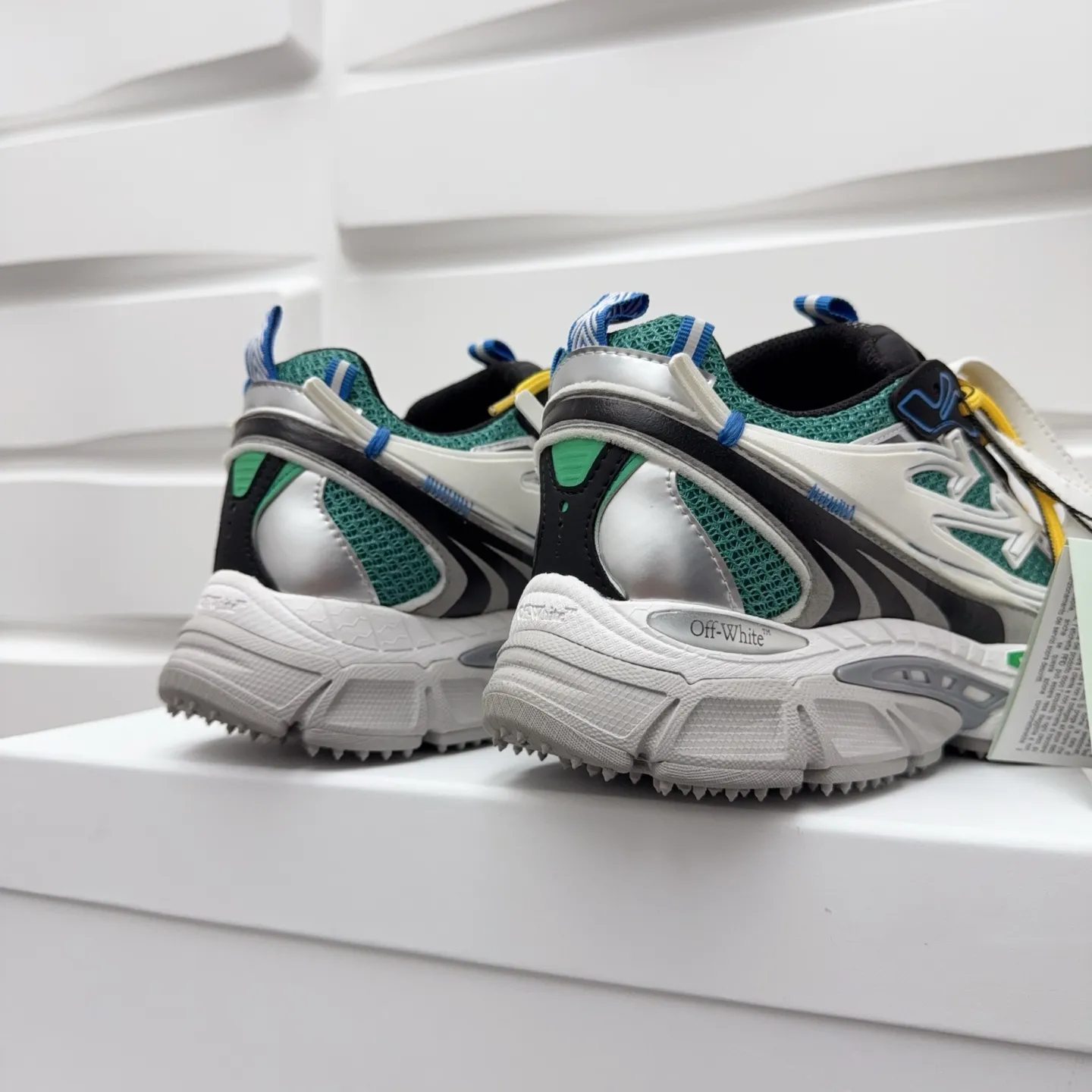 【off- white】P: 720💰Couple style👫, Size: 35-44 (Male 38.45.46 custom-made) High-quality version👊"Out of office" series original mold opening, original lasting, production process 1:1 original version ➰OFF GREY) OFF-WHITE Be Right Back Couple style👫Round toe lace-up arrow pattern low-top lifestyle casual shoes green. A running shoe called the "Be Right Back" sneaker. The design of this sneaker is inspired by Japanese sports aesthetics and craftsmanship, with running performance and principles at its core.